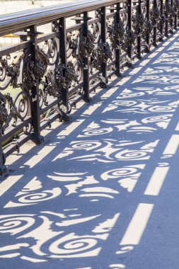 Paris, Fransa, 7 Temmuz 2016. Dekoratif koruma Notr-Dam Köprüsü (fr. Pont Notre-Dame) ve onun gölgesi