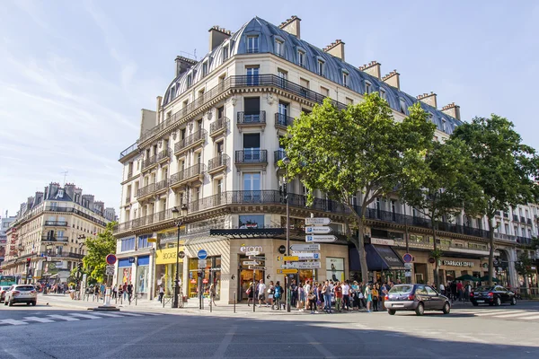 PARÍS, FRANCIA, 11 de julio de 2016. la calle de la ciudad con edificios típicos . — Foto de Stock