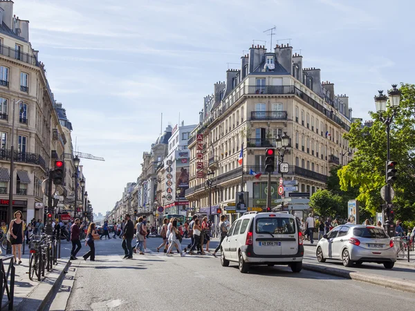 PARÍS, FRANCIA, 11 de julio de 2016. la calle de la ciudad con edificios típicos . — Foto de Stock