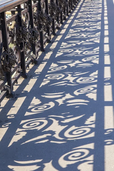 PARIS, FRANÇA, em 7 de julho de 2016. Uma proteção decorativa na Ponte Notr-Dam (fr. Pont Notre-Dame), e sua sombra — Fotografia de Stock