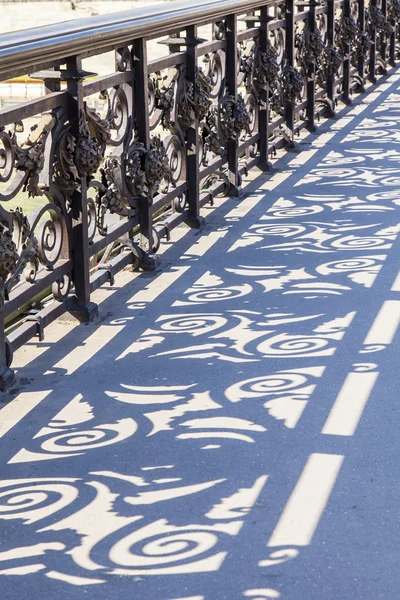 PARIGI, FRANCIA, il 7 LUGLIO 2016 Una protezione decorativa sul ponte Notr-Dam (fr. Pont Notre-Dame), e la sua ombra — Foto Stock