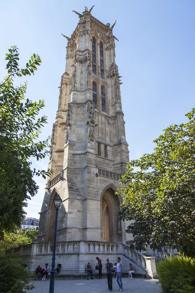 París, Francia, 7 de julio de 2016. Torre Seong-Jacques (fr. Tour Saint-Jacques) - uno de los lugares de interés histórico. Se construyó en 1523 en estilo gótico tardío — Foto de Stock