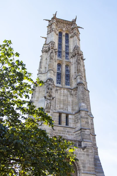 PARIS, FRANÇA, em 7 de julho de 2016. Torre Seong-Jacques (fr. Tour Saint-Jacques) - um dos pontos turísticos históricos. É construído em 1523 em estilo de gótico atrasado — Fotografia de Stock
