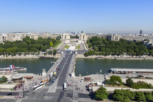 Parijs, Frankrijk, op 7 juli 2016. Een uitzicht over de stad van bovenaf van het platform van de enquête van de Eiffeltoren — Stockfoto