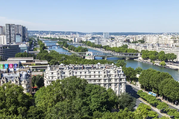 Parijs, Frankrijk, op 7 juli 2016. Een uitzicht over de stad van bovenaf van het platform van de enquête van de Eiffeltoren — Stockfoto