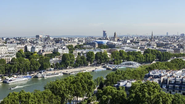 París, Francia, 7 de julio de 2016. Una vista de la ciudad desde arriba desde la plataforma de levantamiento de la Torre Eiffel . — Foto de Stock