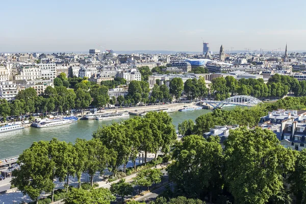 Paris, france, am 7. juli 2016. ein blick auf die stadt von oben von der vermessungsplattform des eiffelturms. — Stockfoto