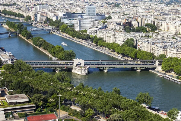 PARIGI, FRANCIA, il 7 LUGLIO 2016 Una vista della città dall'alto dalla piattaforma di rilevamento della Torre Eiffel . — Foto Stock