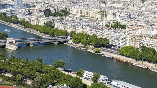 Paris, Fransa, 7 Temmuz 2016. Bir kenti yukarıdan Eyfel Kulesi'ne anket platformu. 