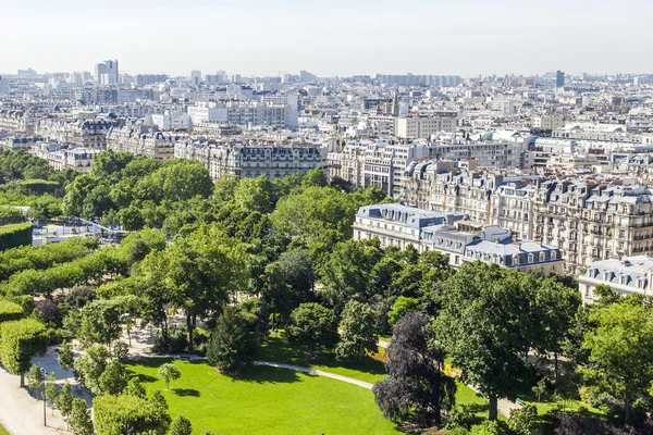 París, Francia, 7 de julio de 2016. Una vista de la ciudad desde arriba desde la plataforma de levantamiento de la Torre Eiffel . — Foto de Stock