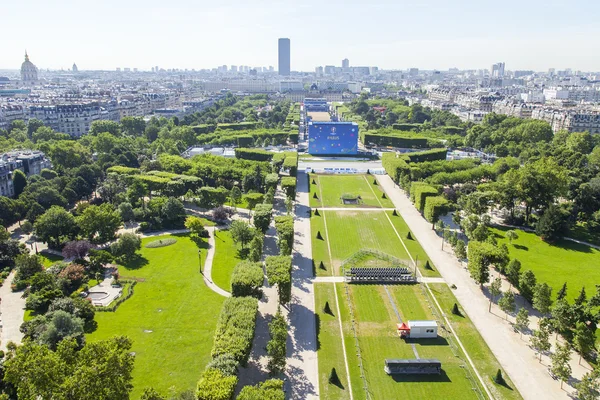 Paris, Frankreich, am 7. Juli 2016. Blick auf das Marsfeld (fr. champ de mars) von oben von der Vermessungsplattform des Eiffelturms. — Stockfoto