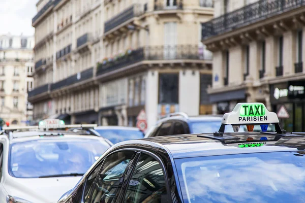 Paříž, Francie, 11 července 2016. Pařížské taxi proti typické městské architektury — Stock fotografie