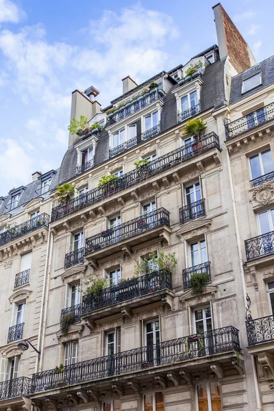 Paris, Frankreich, am 7. Juli 2016. Typische architektonische Details der Fassaden historischer Gebäude. — Stockfoto