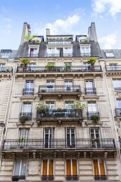 Paris, Frankreich, am 7. Juli 2016. Typische architektonische Details der Fassaden historischer Gebäude. — Stockfoto