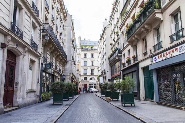 Paris, france, am 11. juli 2016. die stadtstraße mit typischen gebäuden. — Stockfoto
