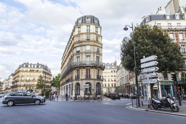 Париж, Франция, 11 июля 2016 г. улица с типичными зданиями . — стоковое фото