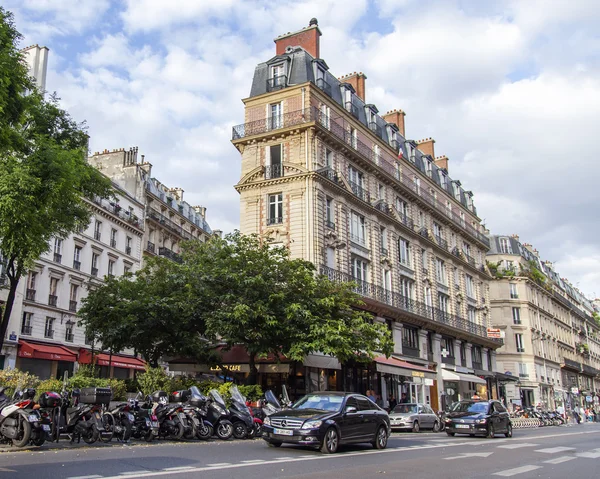 PARIGI, FRANCIA, il 11 LUGLIO 2016. la strada della città con edifici tipici . — Foto Stock