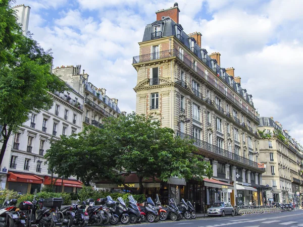 PARIGI, FRANCIA, il 11 LUGLIO 2016. la strada della città con edifici tipici . — Foto Stock