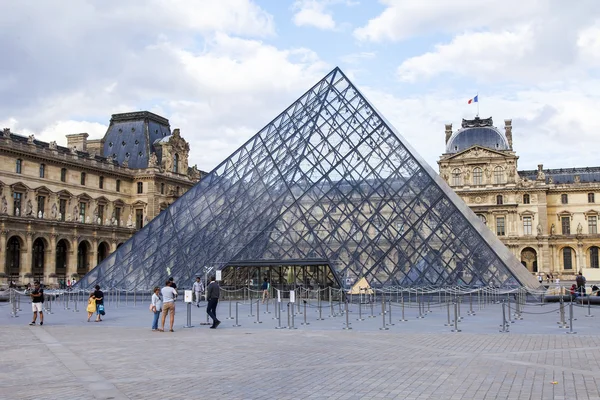 PARIS, FRANCE, on JULY 11, 2016. A glass pyramid of Louvre in Napoleon's (cour Napoleon) yard, a main entrance in Louvre, one of city symbols. Architect of Ieoh Ming Pei — Stock Photo, Image