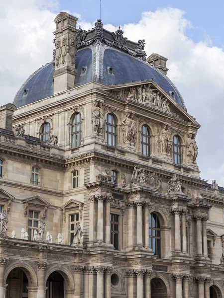 Paris, Frankreich, am 11. Juli 2016. architektonisches Fragment einer der Fassaden des Museumsrasters (fr. musee du louvre). dieses Gebäude - der antike Königspalast (palais du louvre) — Stockfoto