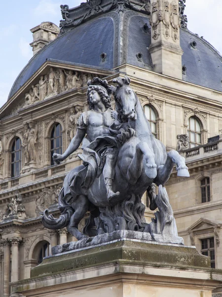 Parijs, Frankrijk, op 11 juli 2016. Sculpturale compositie in Napoleon's (Cour Napoleon) werf — Stockfoto