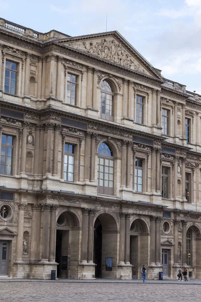 Paříž, Francie, 11 července 2016. Architektonický fragment jedné z fasády muzea Louvre (fr. Musee du Louvre). Tato budova - starověký královský palác (Palais du Louvre) — Stock fotografie