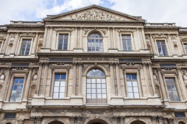 Paris, Fransa, 11 Temmuz 2016. Mimari cephe Müzesi Louvre (fr. Musée du Louvre) bir parçası. Bu bina - eski Kraliyet Sarayı (Palais du Louvre)