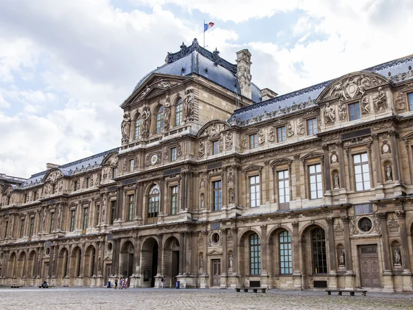 PARÍS, FRANCIA, 11 de julio de 2016. Fragmento arquitectónico de una de las fachadas del museo Louvre (fr. Musee du Louvre). Este edificio - el antiguo palacio real (Palais du Louvre ) — Foto de Stock