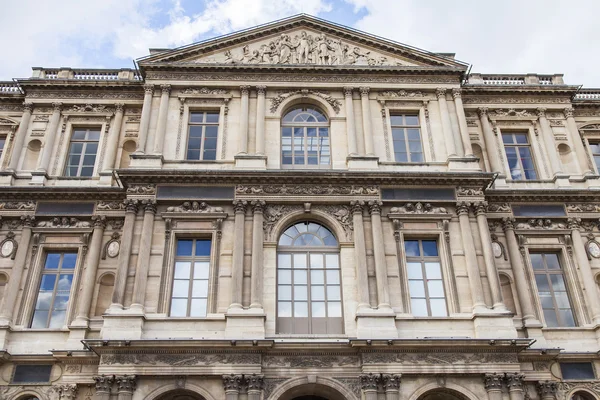 Parijs, Frankrijk, op 11 juli 2016. Architecturale fragment van één van de gevels van het museum Louvre (fr. Musee du Louvre). Dit gebouw - het oude Koninklijk Paleis (Palais du Louvre) — Stockfoto