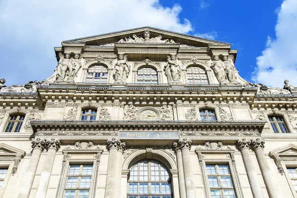 Paris, Frankrike, på 11 juli 2016. Arkitektoniska fragment av en av fasader av museet Louvren (fr. Musée du Louvre). Denna byggnad - det gamla kungliga palatset (Palais du Louvre) — Stockfoto