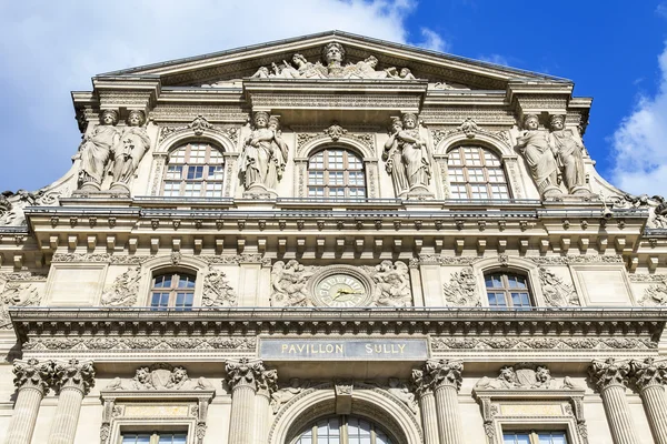 Paris, Frankrike, på 11 juli 2016. Arkitektoniska fragment av en av fasader av museet Louvren (fr. Musée du Louvre). Denna byggnad - det gamla kungliga palatset (Palais du Louvre) — Stockfoto