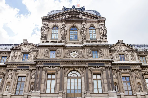 Париж, Франция, 11 июля 2016 г. Архитектурный фрагмент одного из фасадов музея Лувр (фр. Музей Лувра). Это здание - древний королевский дворец (Palais du Louis) ) — стоковое фото