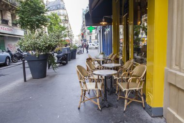 Paris, Fransa, 7 Temmuz 2016. Sabahları tipik Paris Caddesi. Açık havada Cafe.