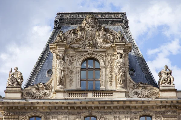 Párizs, Franciaország, július 11-én 2016-ban. Építészeti részlet az egyik homlokzatára, a Múzeum, Louvre (fr. Musée du Louvre). Ez az épület - az ősi királyi palota (Palais du Louvre) — Stock Fotó