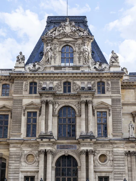 PARÍS, FRANCIA, 11 de julio de 2016. Fragmento arquitectónico de una de las fachadas del museo Louvre (fr. Musee du Louvre). Este edificio - el antiguo palacio real (Palais du Louvre ) — Foto de Stock