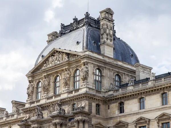 Paryż, Francja, zm. 11 lipca 2016. Architektoniczne fragment jednego z fasady Muzeum Louvre (fr. Musée du Louvre). Ten budynek - starożytny Pałac Królewski (Palais du Louvre) — Zdjęcie stockowe