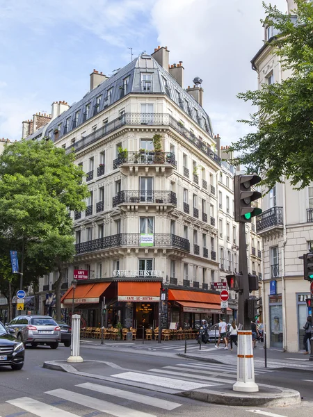 PARIGI, FRANCIA, il 7 LUGLIO 2016 La tipica strada cittadina con edificio storico . — Foto Stock