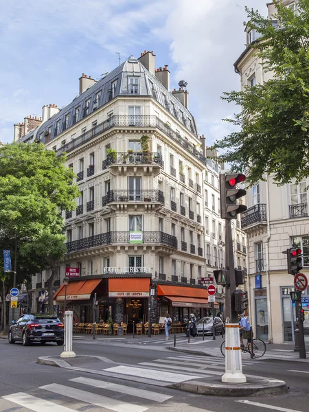 París, Francia, 7 de julio de 2016. La típica calle de la ciudad con edificio histórico . — Foto de Stock