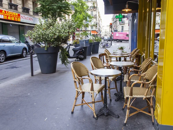 Paris, Frankreich, am 7. Juli 2016. Typische Pariser Straße am Morgen. Café unter freiem Himmel. — Stockfoto