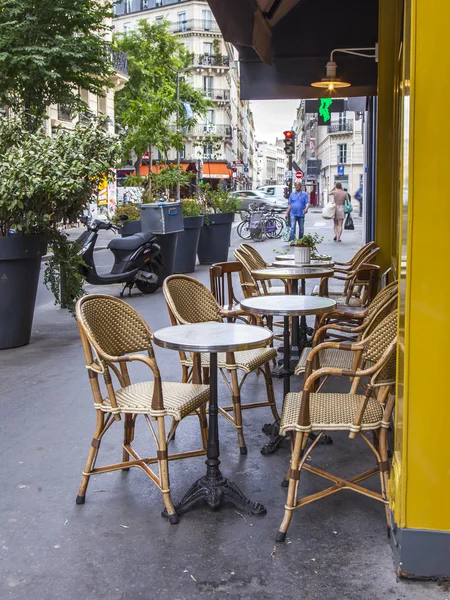 París, Francia, 7 de julio de 2016. Calle típica parisina por la mañana. Café bajo el cielo abierto . —  Fotos de Stock