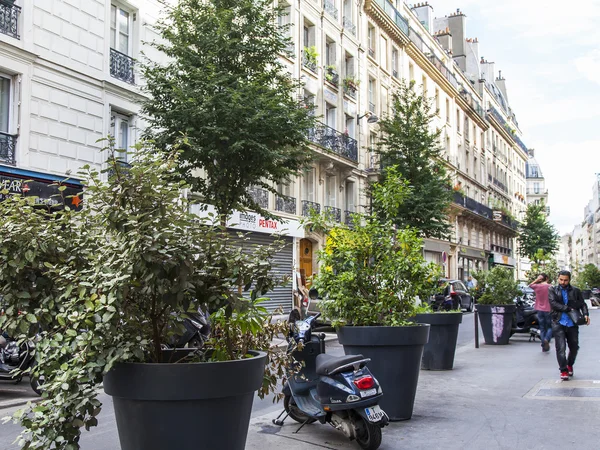 PARIS, FRANCE, le 7 juillet 2016. La rue typique de la ville avec bâtiment historique . — Photo