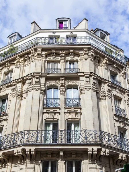 Париж, Франція, на 11 липня 2016. Архітектурні фрагмент фасаду типовий старої будівлі. — стокове фото
