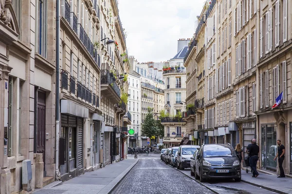 PARIGI, FRANCIA, il 7 LUGLIO 2016 La tipica strada cittadina con edificio storico . — Foto Stock