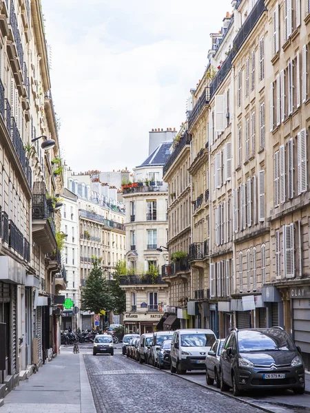 París, Francia, 7 de julio de 2016. La típica calle de la ciudad con edificio histórico . — Foto de Stock