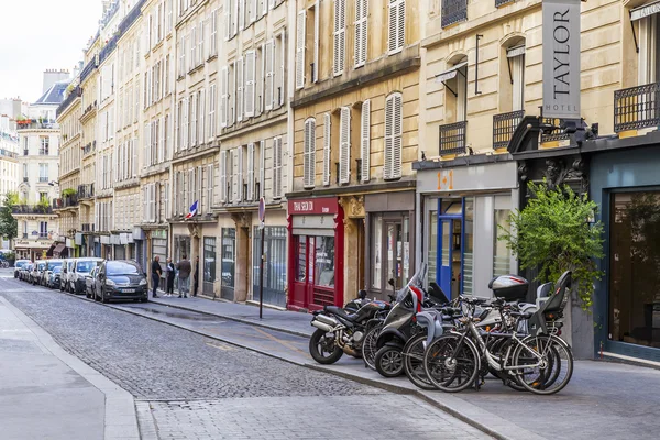 París, Francia, 7 de julio de 2016. La típica calle de la ciudad con edificio histórico . — Foto de Stock