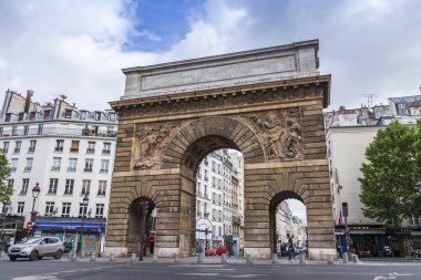 Paris, Fransa, 7 Temmuz 2016. Tipik kentsel görünümü. Kapı Saint Martin (La Porte St-Martin) - bir kentin zafer kemerler
