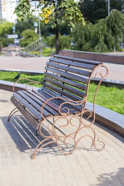 Pushkino, Rusya, 5 Ağustos 2016. Bulvarı'ndaki bir rekreasyon alanı içinde güzel bir Bank