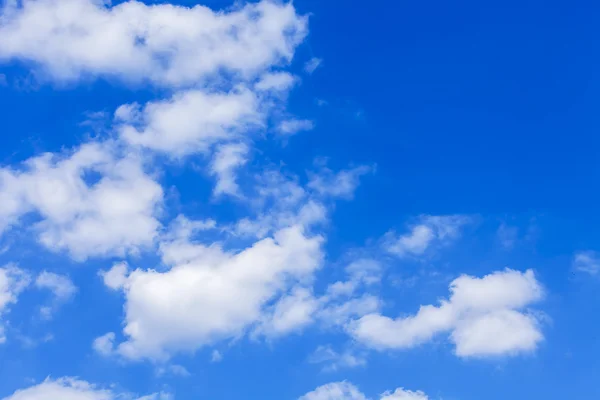 Hemelse landschap met witte pittoreske wolken — Stockfoto