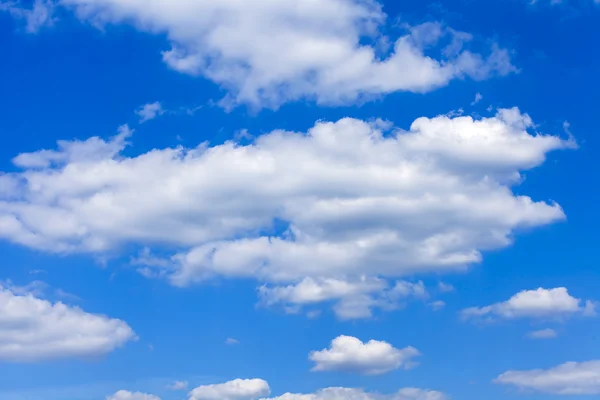 Himmlische Landschaft mit weißen, malerischen Wolken — Stockfoto