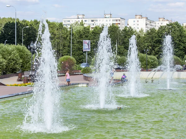 プーシキノ, ロシア, 2016 年 8 月 5 日に。複雑な記念をフラグメントします。噴水. — ストック写真